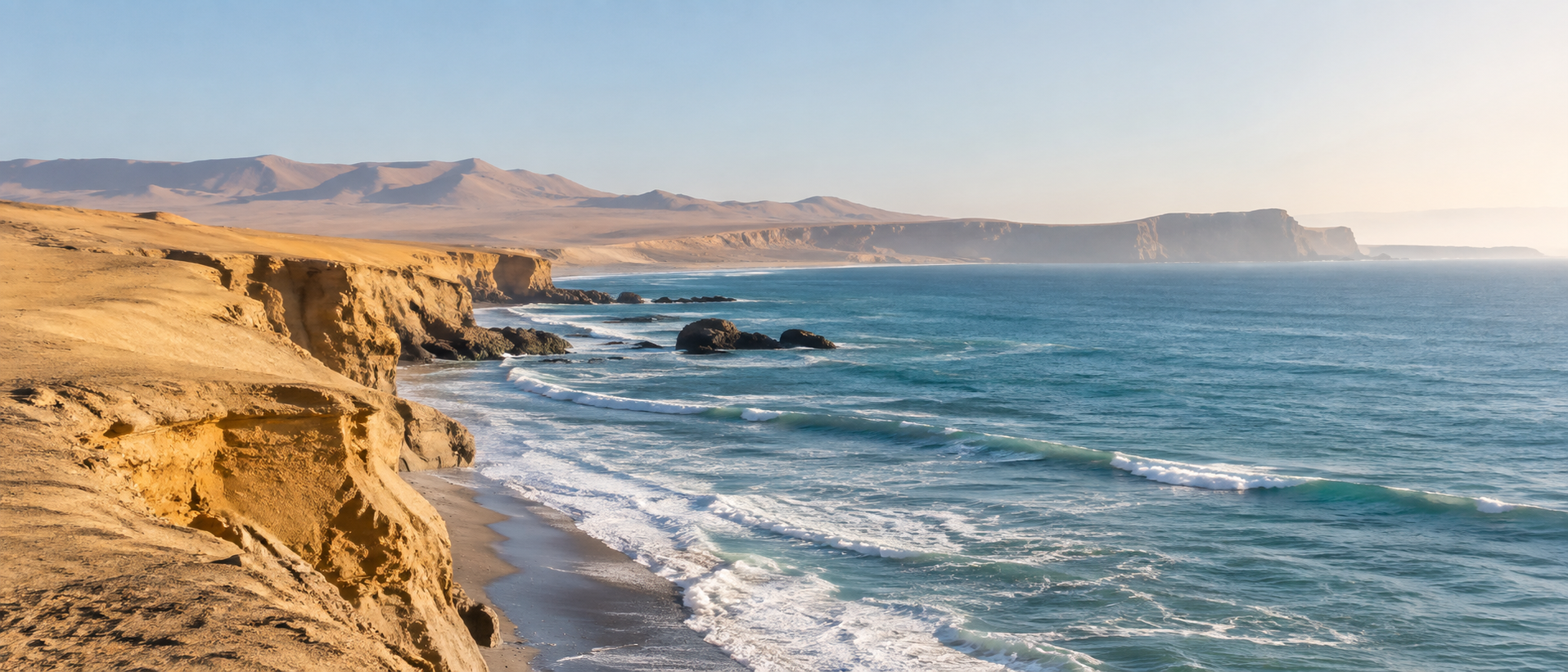 Costa peruana con mar y desierto
